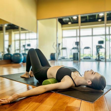 منتجع وسبا أوكيناوا ماريوت ناغُ المظهر الخارجي الصورة A woman practicing yoga