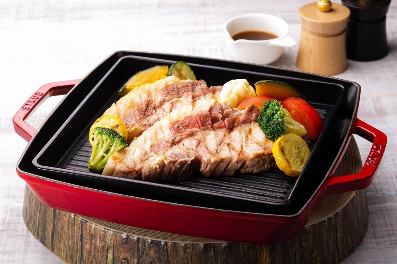 منتجع وسبا أوكيناوا ماريوت ناغُ المظهر الخارجي الصورة A cast iron grill pan