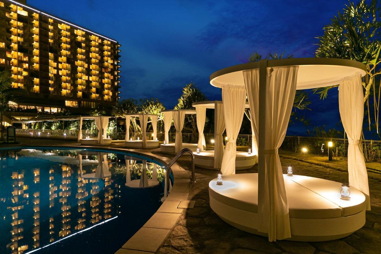 منتجع وسبا أوكيناوا ماريوت ناغُ المظهر الخارجي الصورة The pool at the Royal Garden Villas