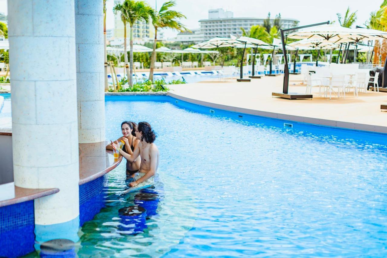 منتجع وسبا أوكيناوا ماريوت ناغُ المظهر الخارجي الصورة The swimming pool at the hotel