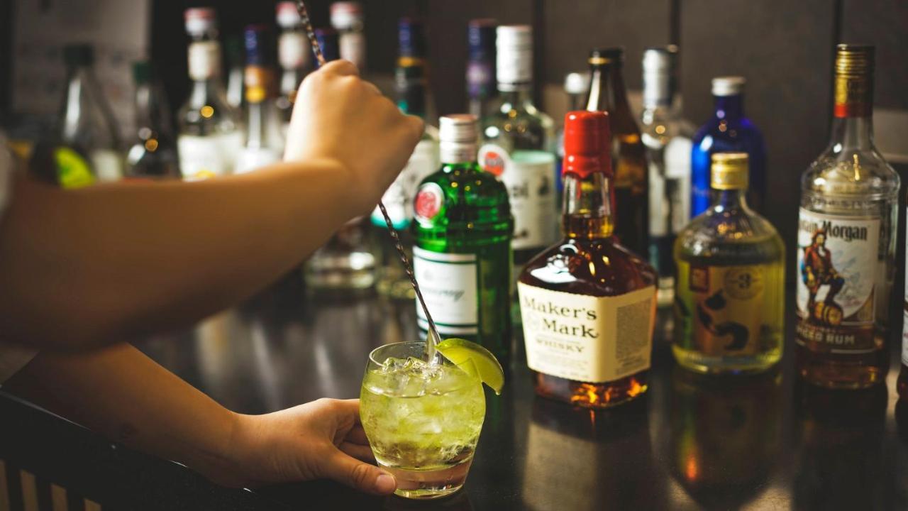منتجع وسبا أوكيناوا ماريوت ناغُ المظهر الخارجي الصورة A bartender preparing a cocktail