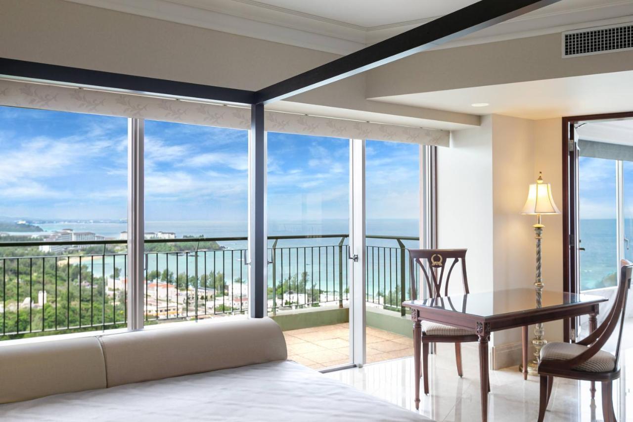 منتجع وسبا أوكيناوا ماريوت ناغُ المظهر الخارجي الصورة A view of the ocean from a suite at the Hilton