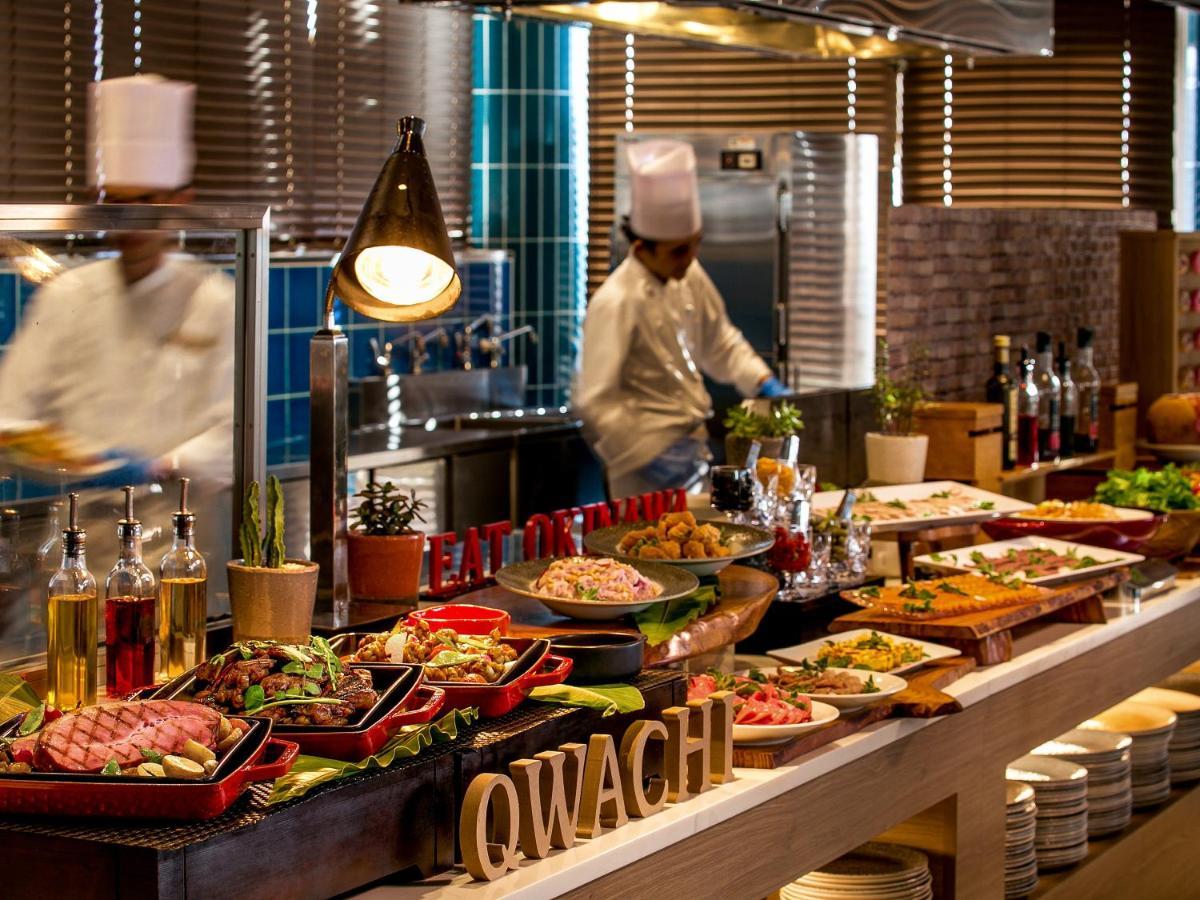 منتجع وسبا أوكيناوا ماريوت ناغُ المظهر الخارجي الصورة A buffet at a restaurant