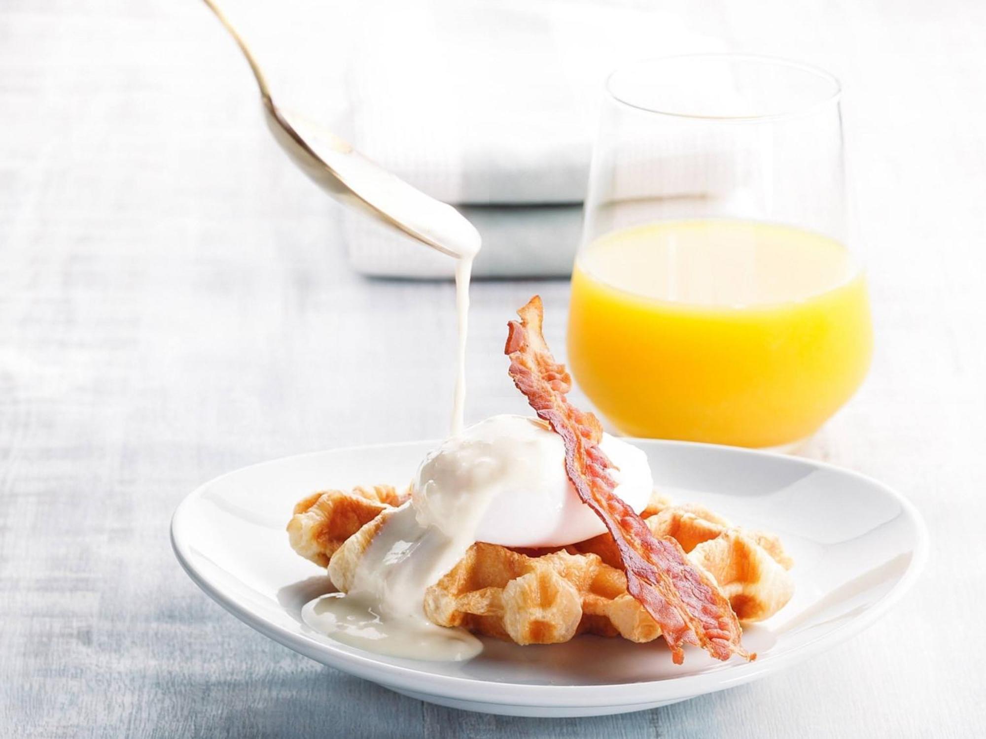 منتجع وسبا أوكيناوا ماريوت ناغُ المظهر الخارجي الصورة A breakfast of waffles, bacon and orange juice