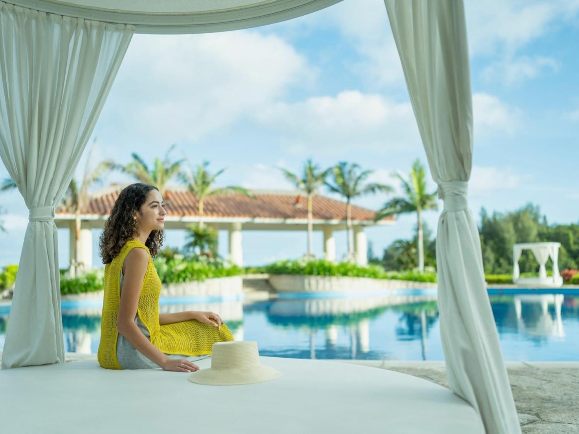 منتجع وسبا أوكيناوا ماريوت ناغُ المظهر الخارجي الصورة A woman relaxing at a resort