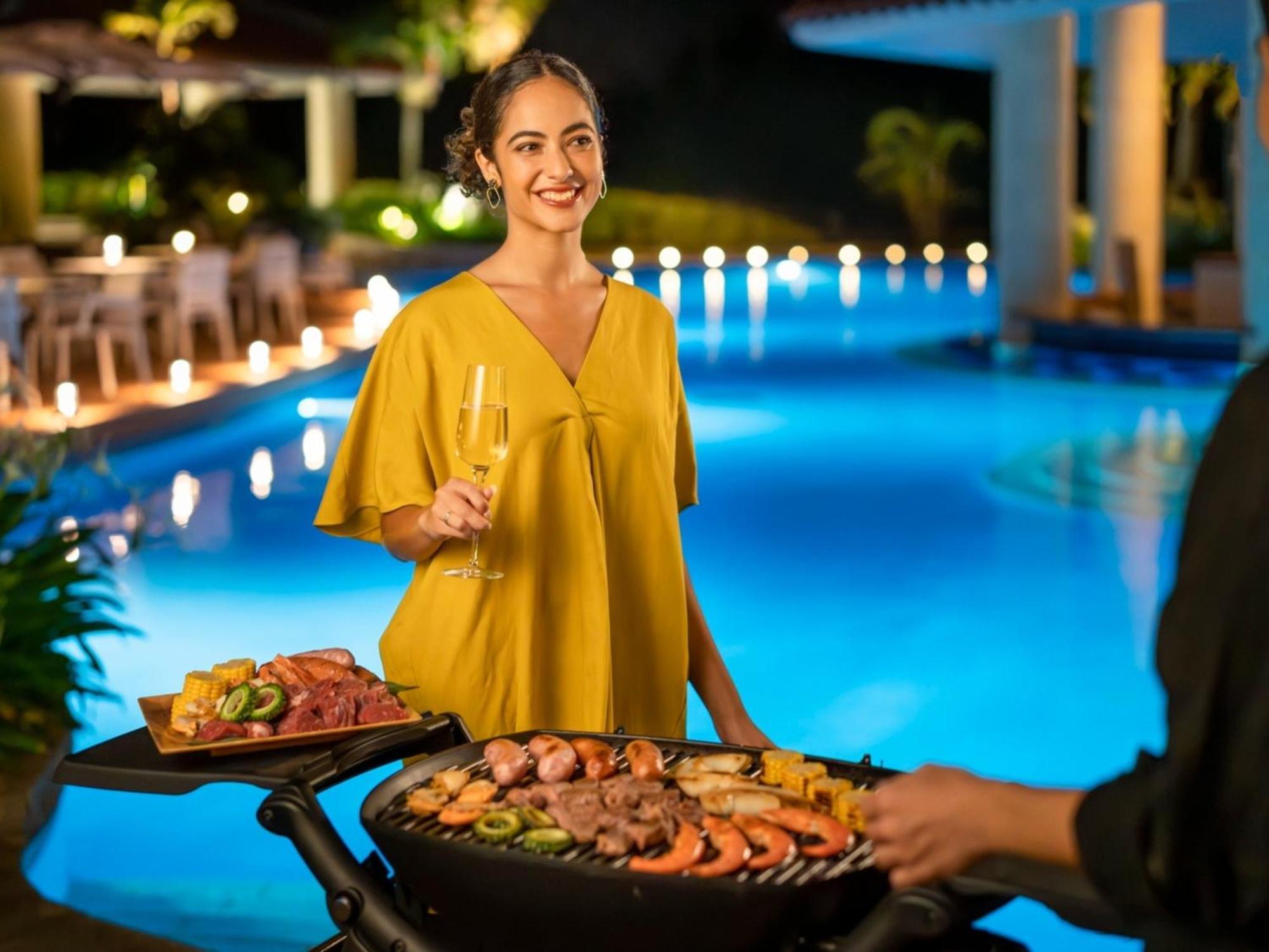 منتجع وسبا أوكيناوا ماريوت ناغُ المظهر الخارجي الصورة A woman cooking a barbecue