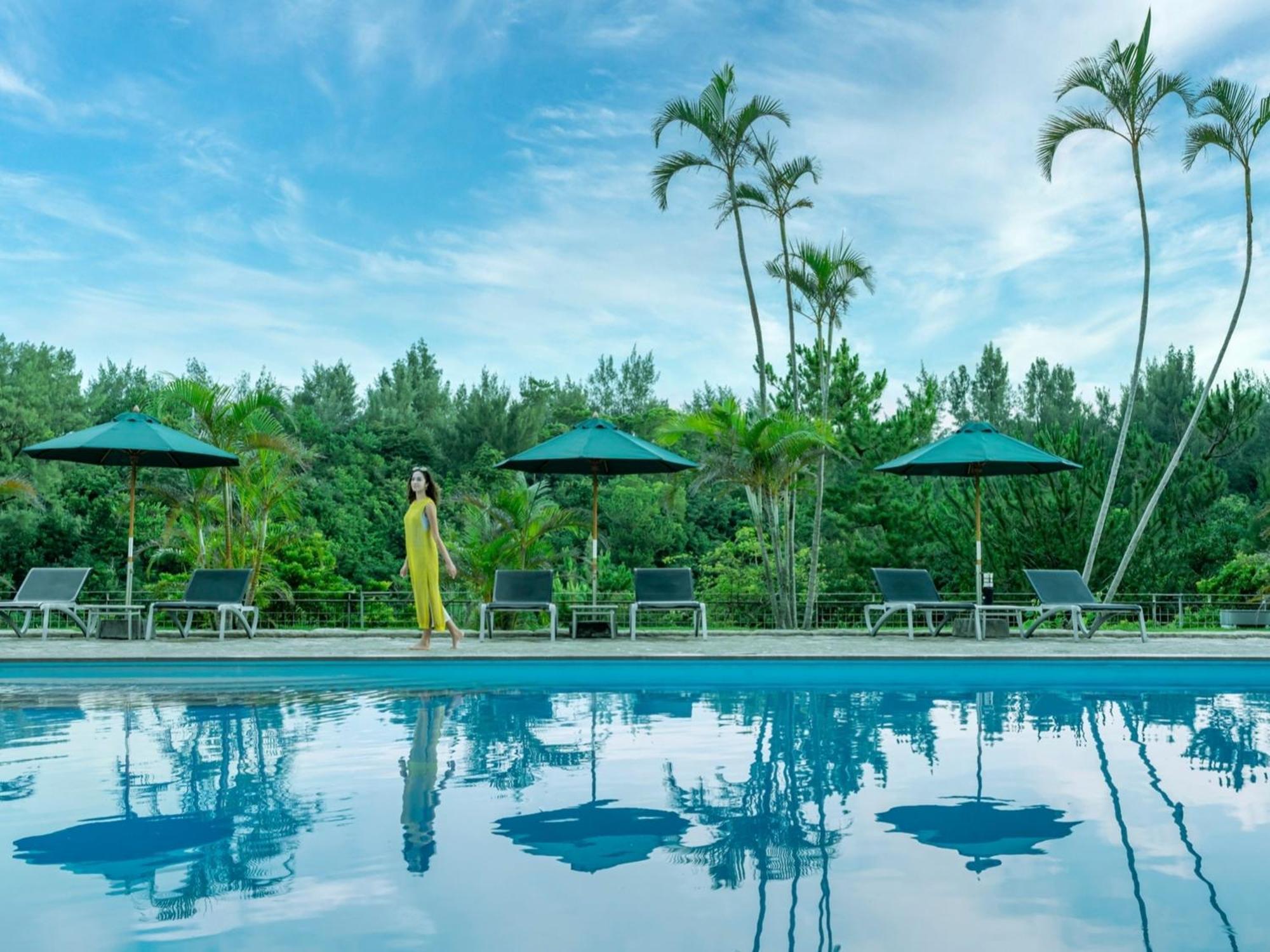 منتجع وسبا أوكيناوا ماريوت ناغُ المظهر الخارجي الصورة The swimming pool at the resort