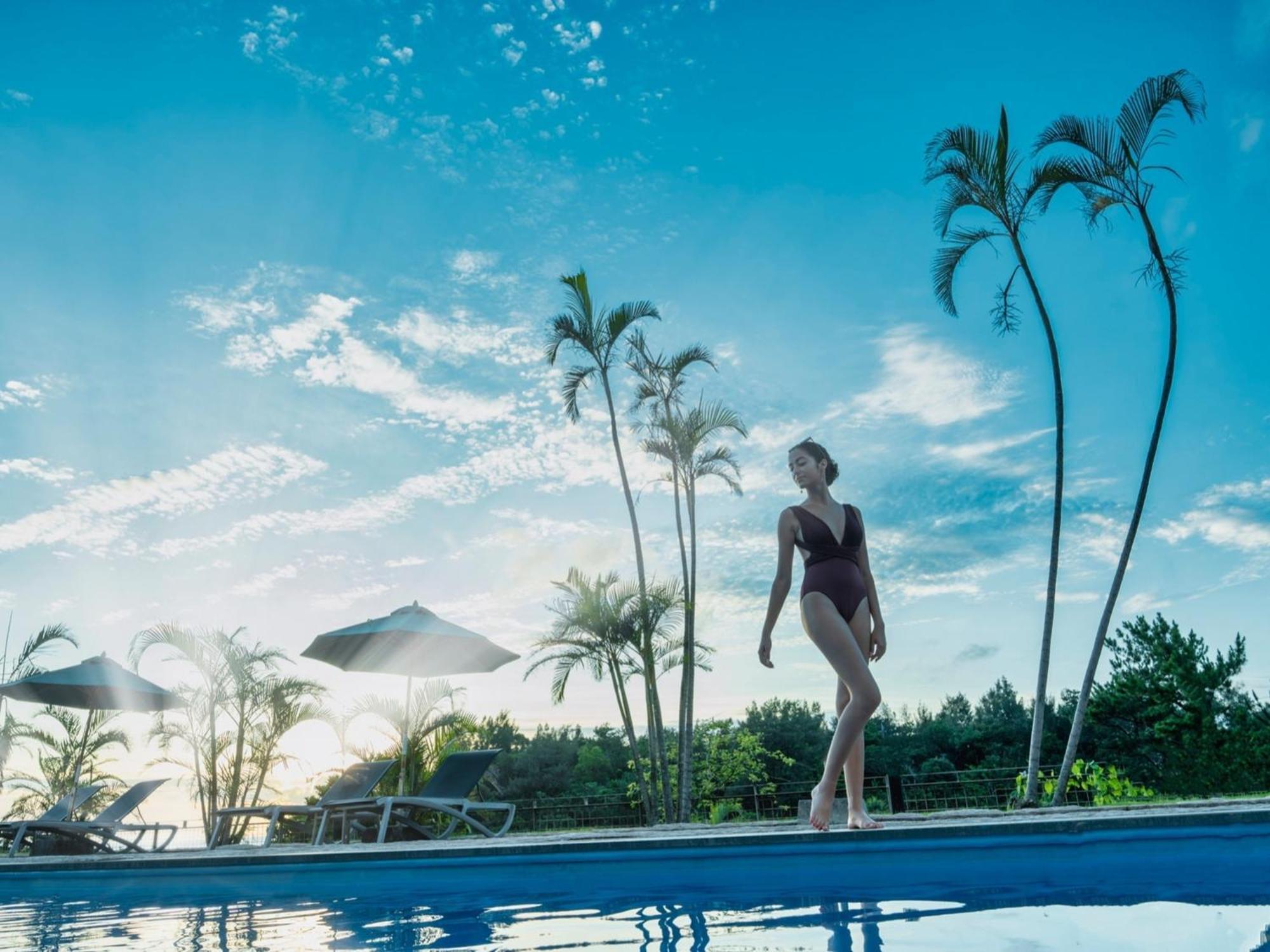 منتجع وسبا أوكيناوا ماريوت ناغُ المظهر الخارجي الصورة A woman in a swimsuit