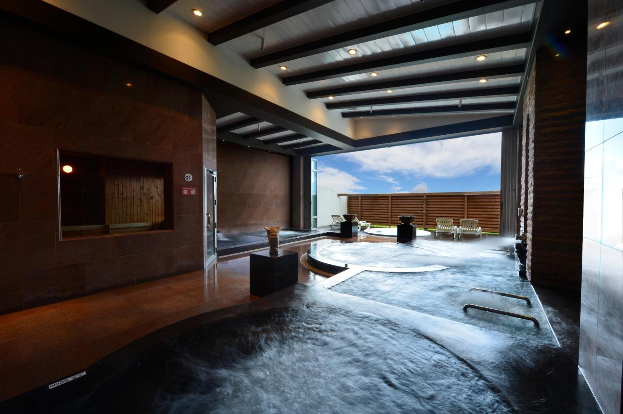 منتجع وسبا أوكيناوا ماريوت ناغُ المظهر الخارجي الصورة A modern onsen in Tokyo